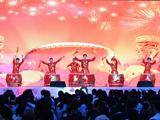 中国曲艺名家新秀到四川广安为民众“送欢笑”